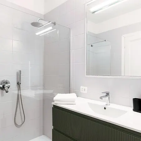 Daisy Flower - The House Of Travelers Apartment Como